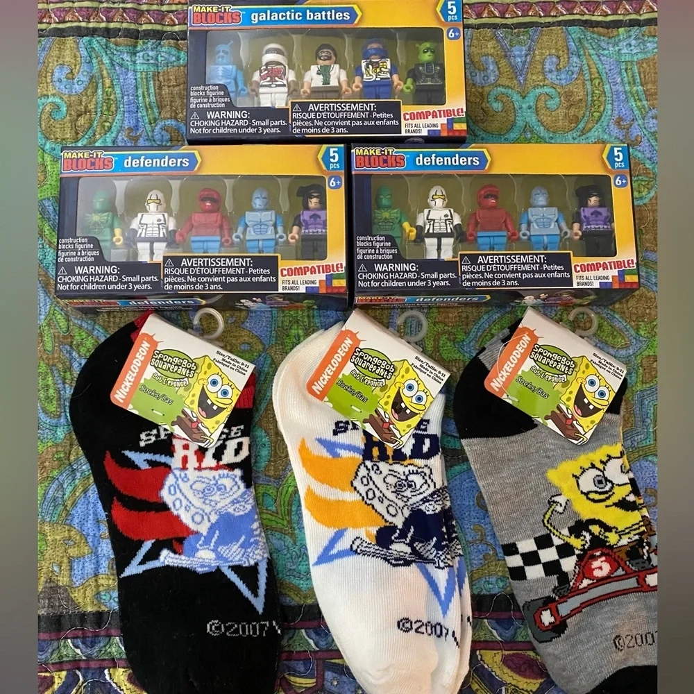 3 pr. of SpongeBob socks & 2 packs Defenders & 1 Galactic Battles make-it blocks